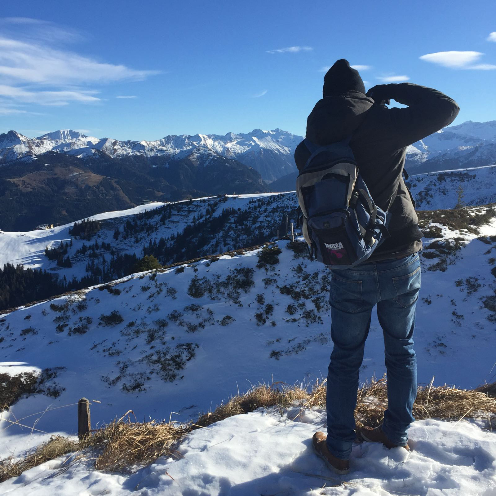 Dominique Hammer beim Fotogfrafieren an einem Bergpanorama