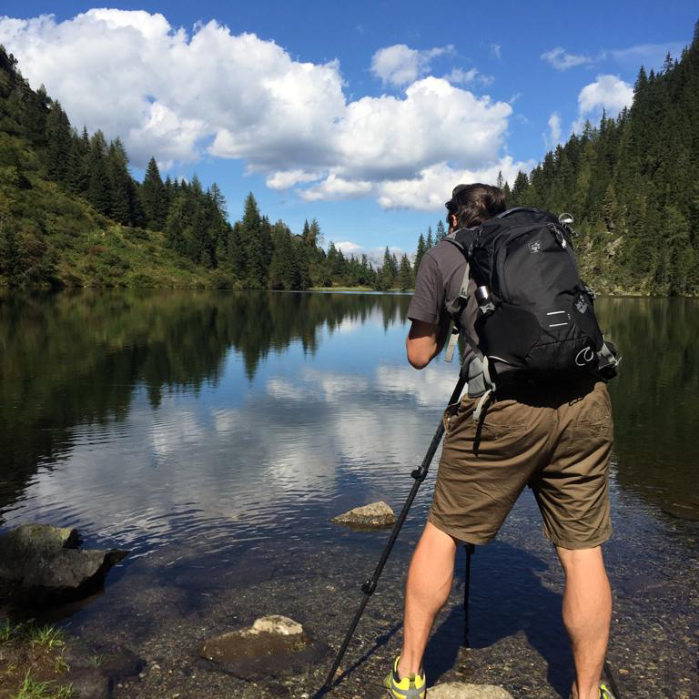 Dominique Hammer beim Fotogfrafieren an einem See