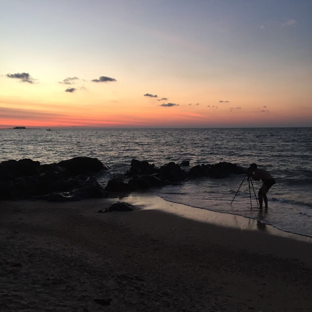 Dominique Hammer beim Fotogfrafieren an einem Strand