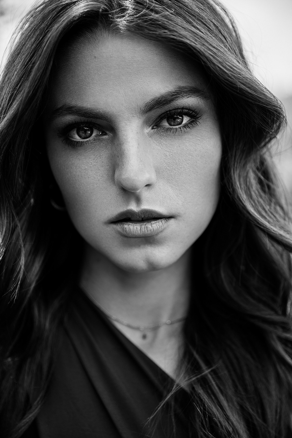 Portraitfotografie von Alina Marzi, Moderatorin, Schwarz Wei&szlig;, Dominique Hammer Fotograf Wien