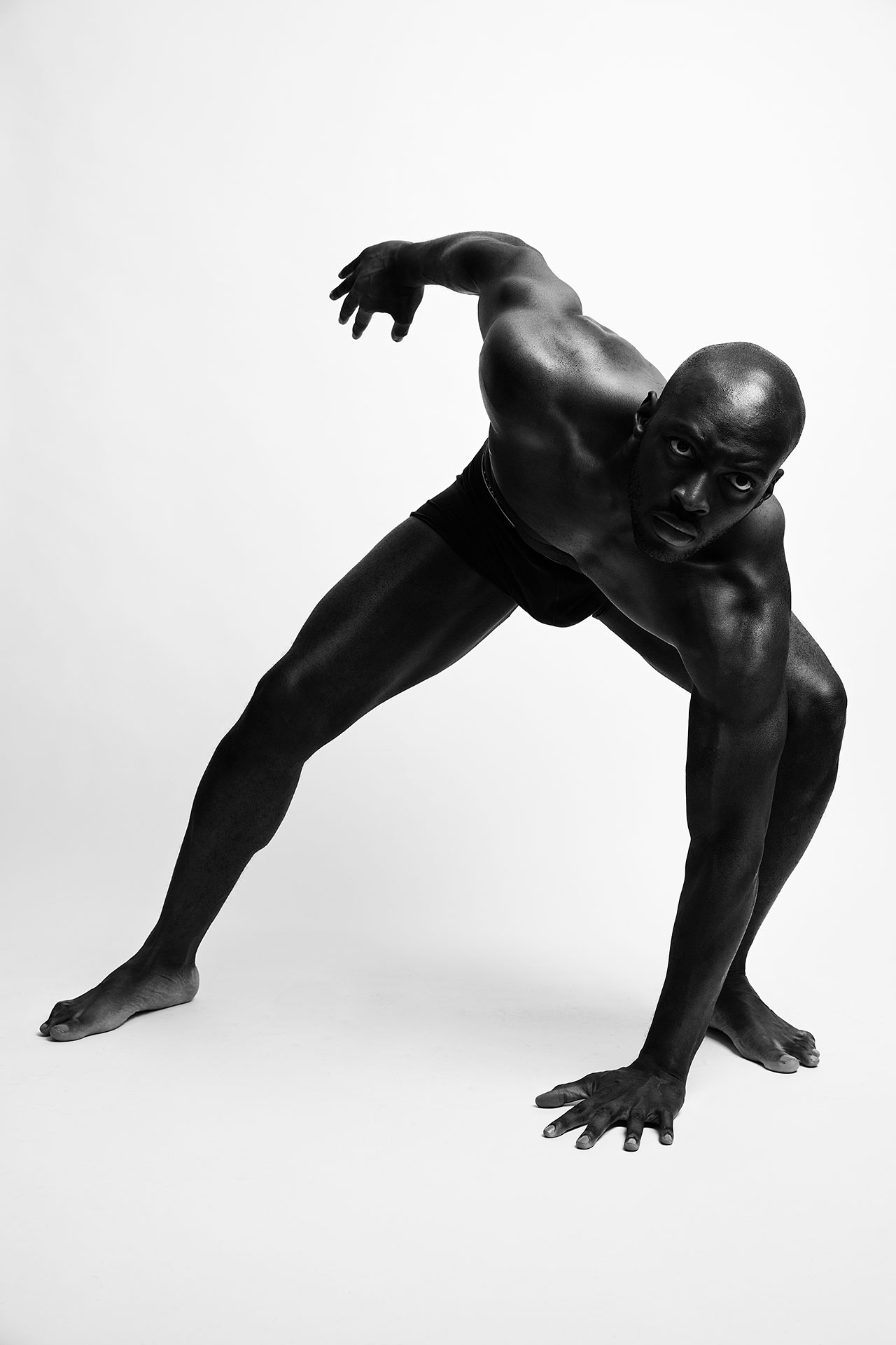 Fashion Editorial Fotografie Model Godfrey, Schwarz Wei&szlig;, Dominique Hammer Fotograf Wien