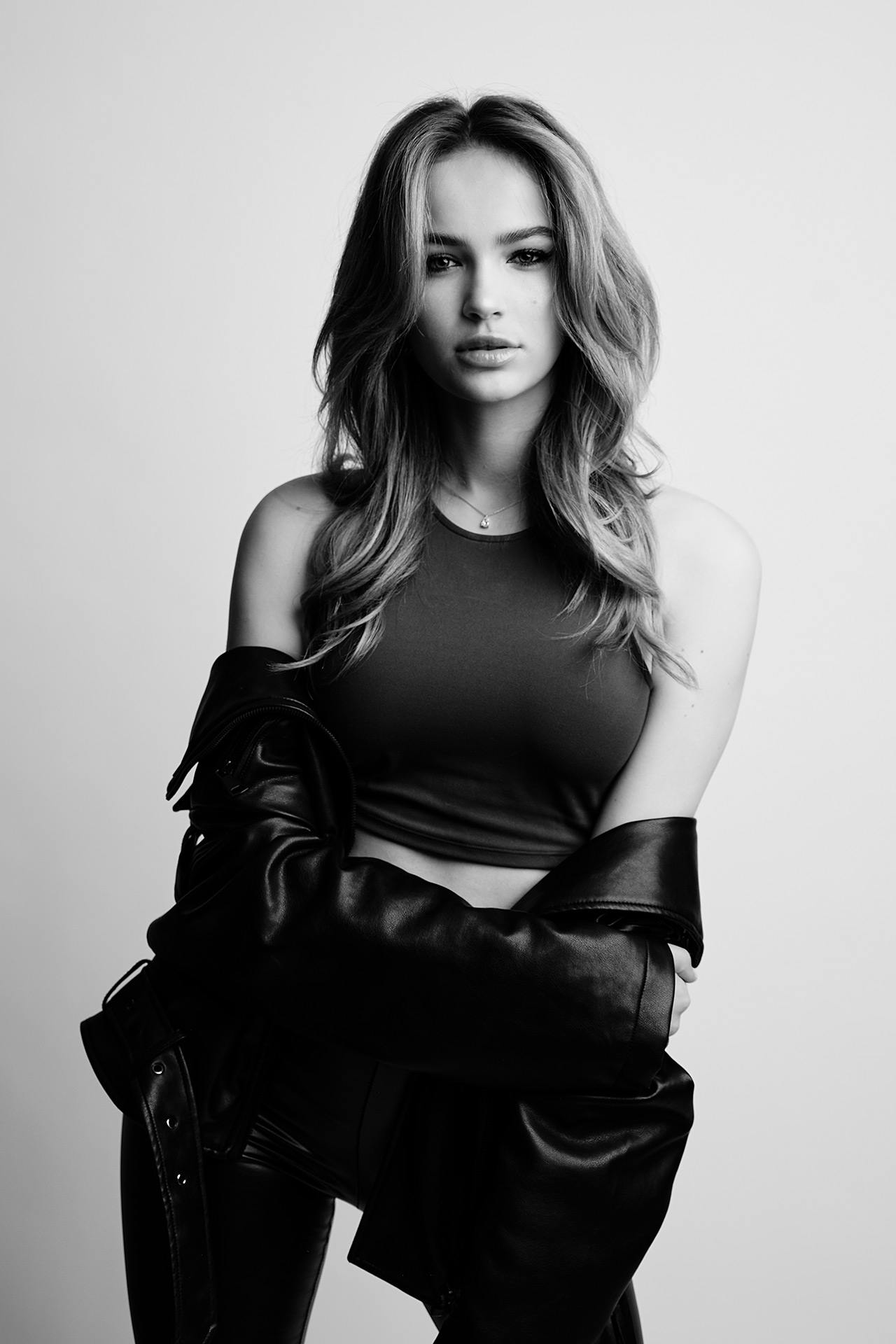 Fashion Editorial Fotografie Model Julia von Addicted 2 Models, Schwarz Wei&szlig;, Dominique Hammer Fotograf Wien