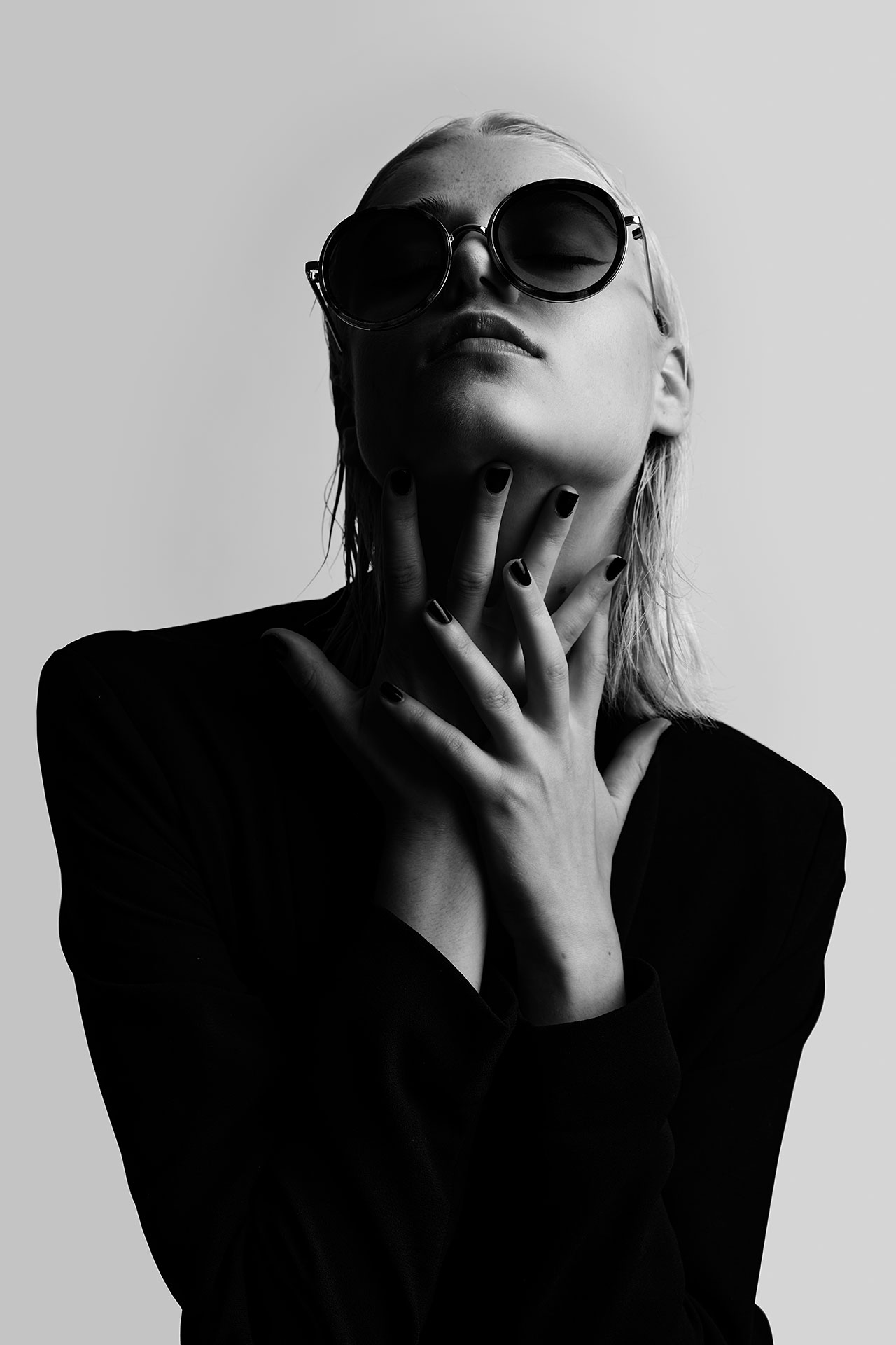 Fashion Editorial Fotografie Model Simone, Schwarz Wei&szlig;, Dominique Hammer Fotograf Wien