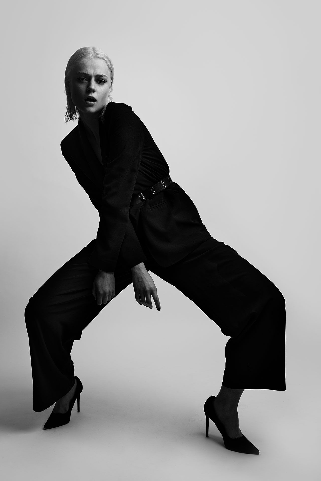 Fashion Editorial Fotografie Model Simone, Schwarz Wei&szlig;, Dominique Hammer Fotograf Wien