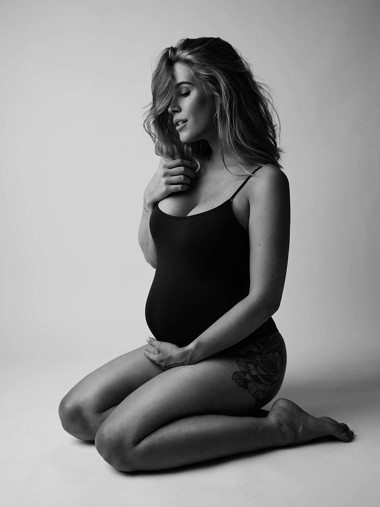 Babybauch Schwangerschaft Fotografie mit Klara, Schwarz Wei&szlig;, Dominique Hammer Fotograf Wien