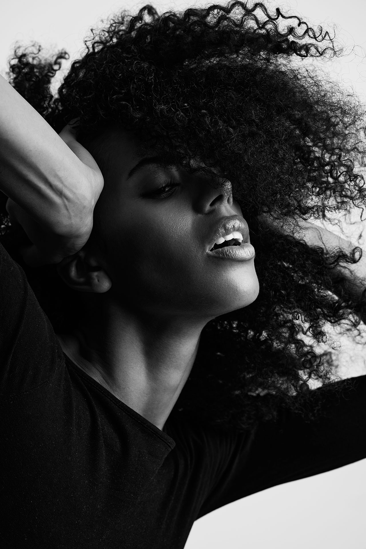 Fashion Editorial Portrait Fotografie Model Nora von Tempo Models, Schwarz Wei&szlig;, Dominique Hammer Fotograf Wien