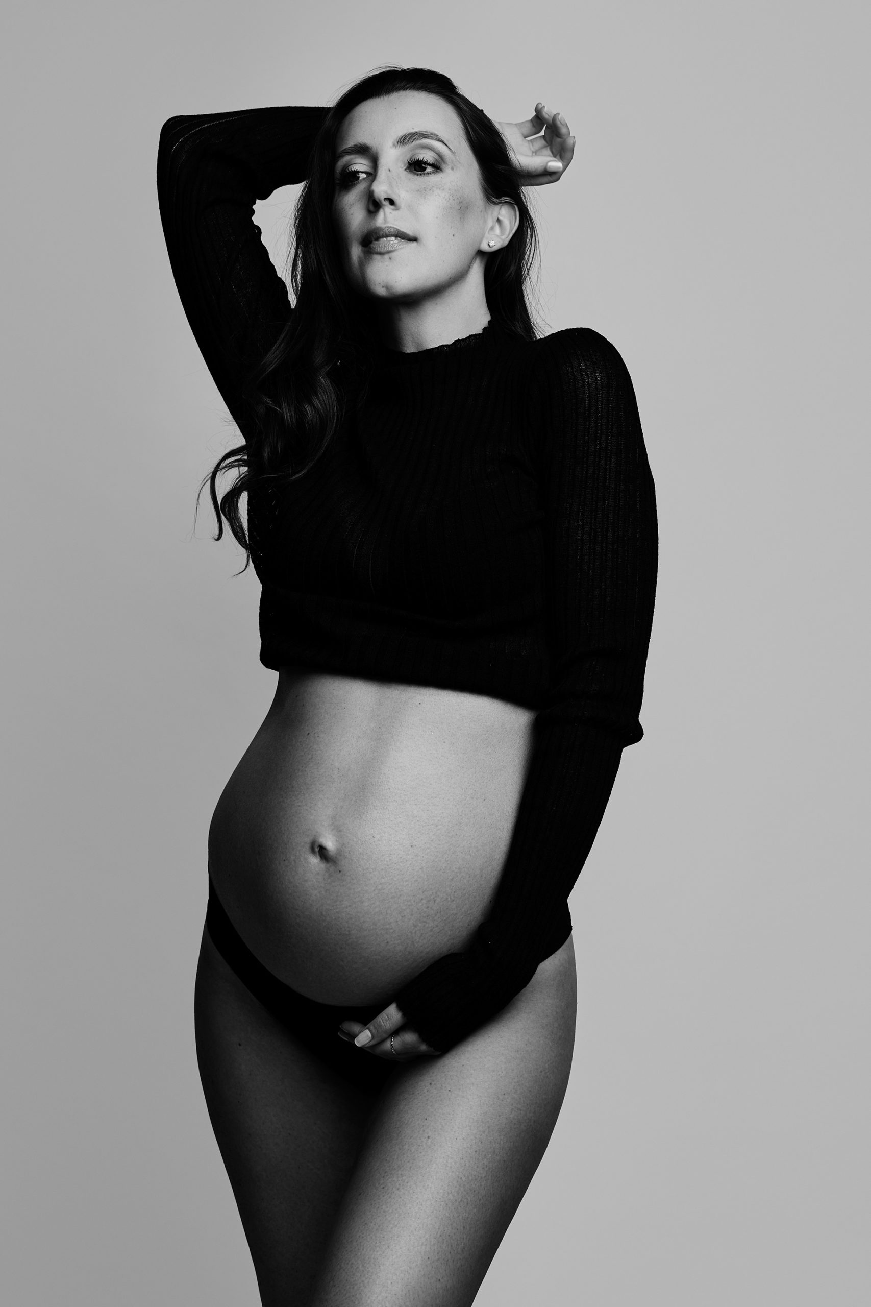 Babybauch Schwangerschaft Fotografie mit Klara, Schwarz Wei&szlig;, Dominique Hammer Fotograf Wien