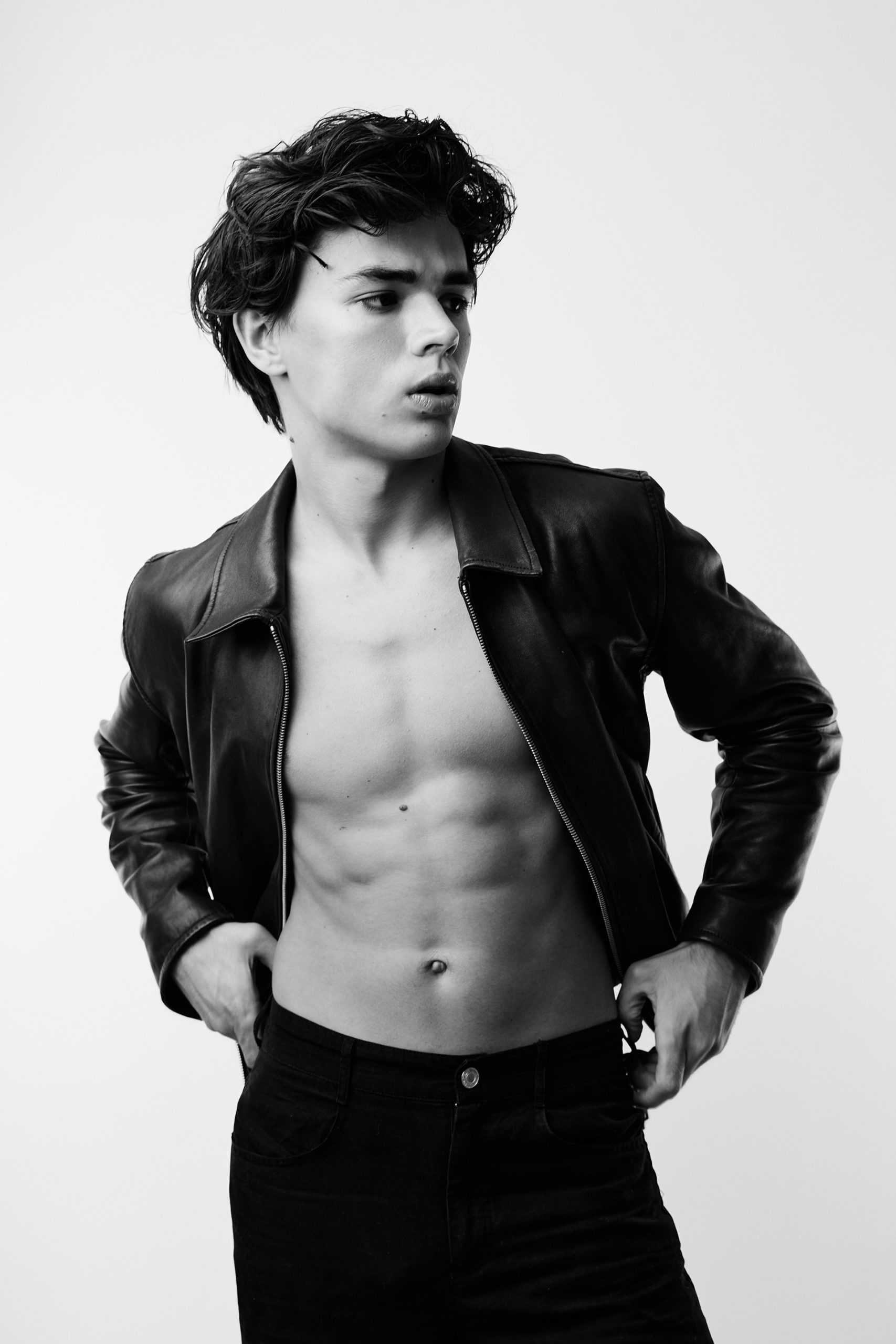 Fashion Editorial Fotografie Model Noah von Most Wanted Models, Schwarz Wei&szlig;, Dominique Hammer Fotograf Wien