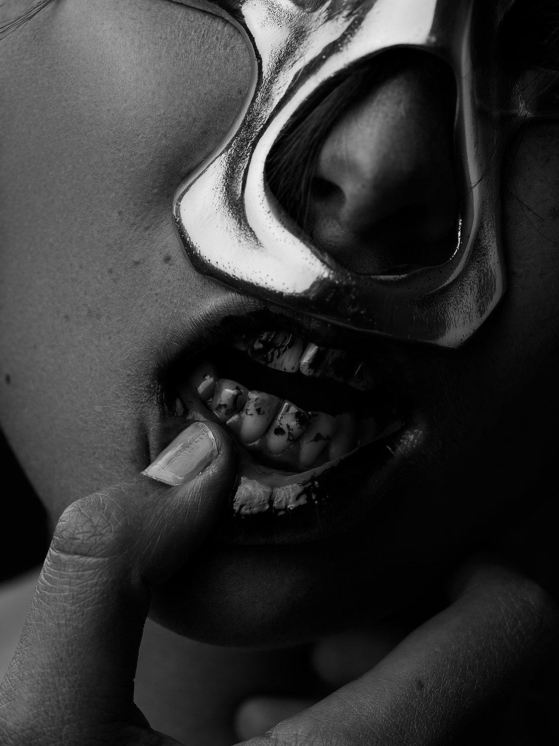 Portraitfotografie von Paula, Accessoires von AND_I, Make Up by Roman Klammer, Schwarz Wei&szlig;, Dominique Hammer Fotograf Wien