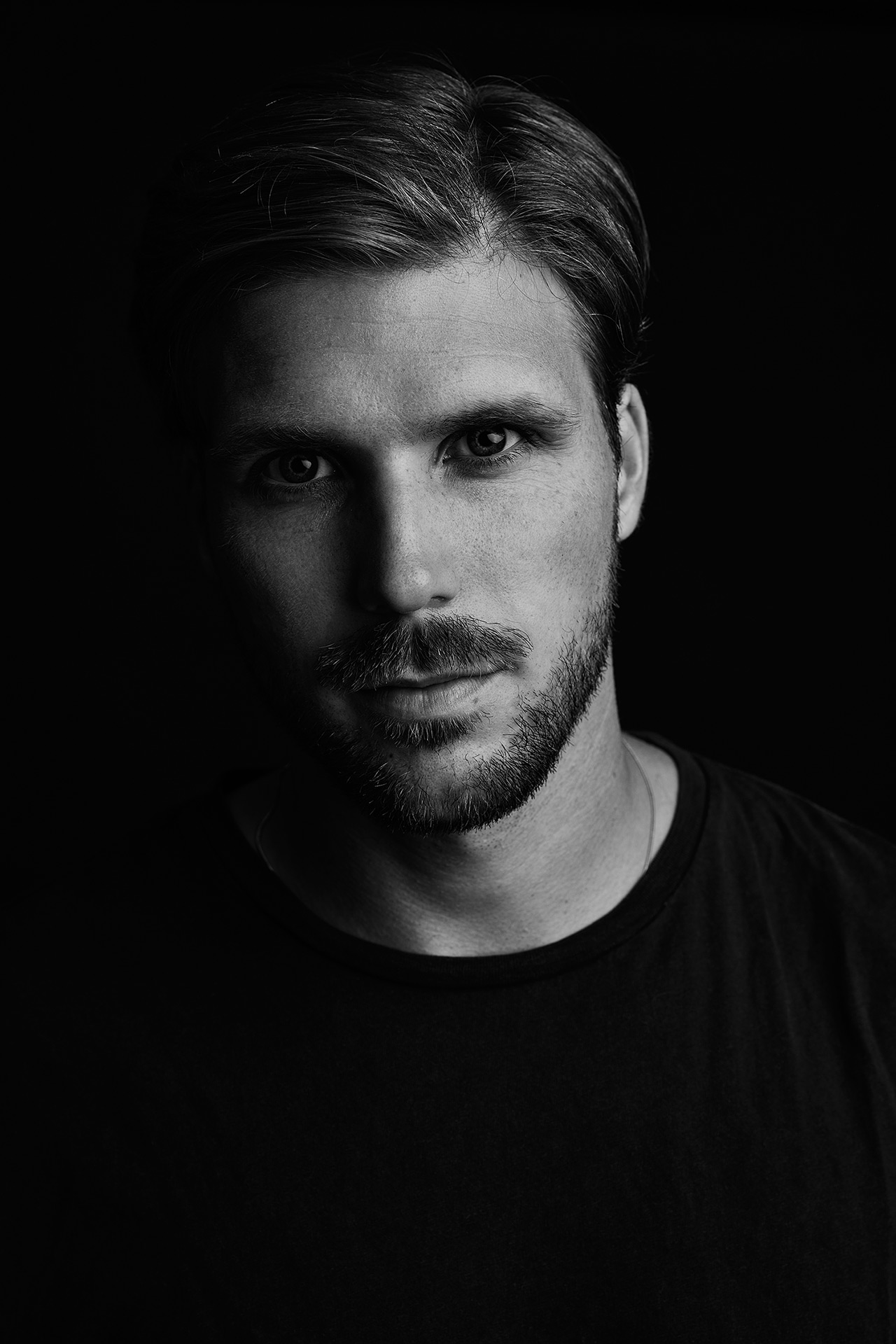 Portrait Fotografie Fussballer Philipp Zulechner, Schwarz Wei&szlig;, Dominique Hammer Fotograf Wien