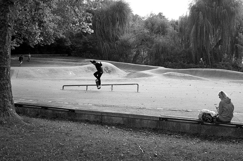 Foto zeigt einen Skater in einem Skatepark