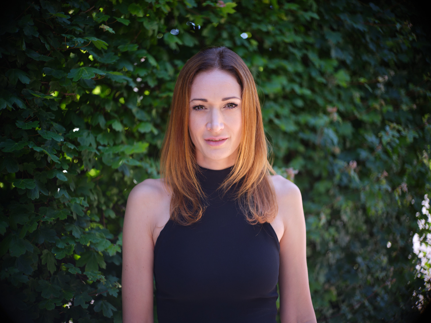 Portrait einer jungen Frau aufgenommen mit dem Voigtl&auml;nder 50mm Nokton F1.5