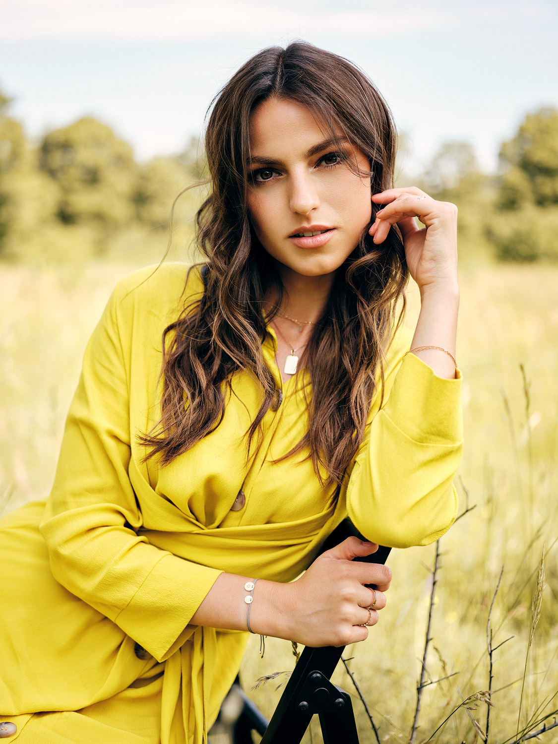 Portrait einer Frau in einem gelbem Kleid