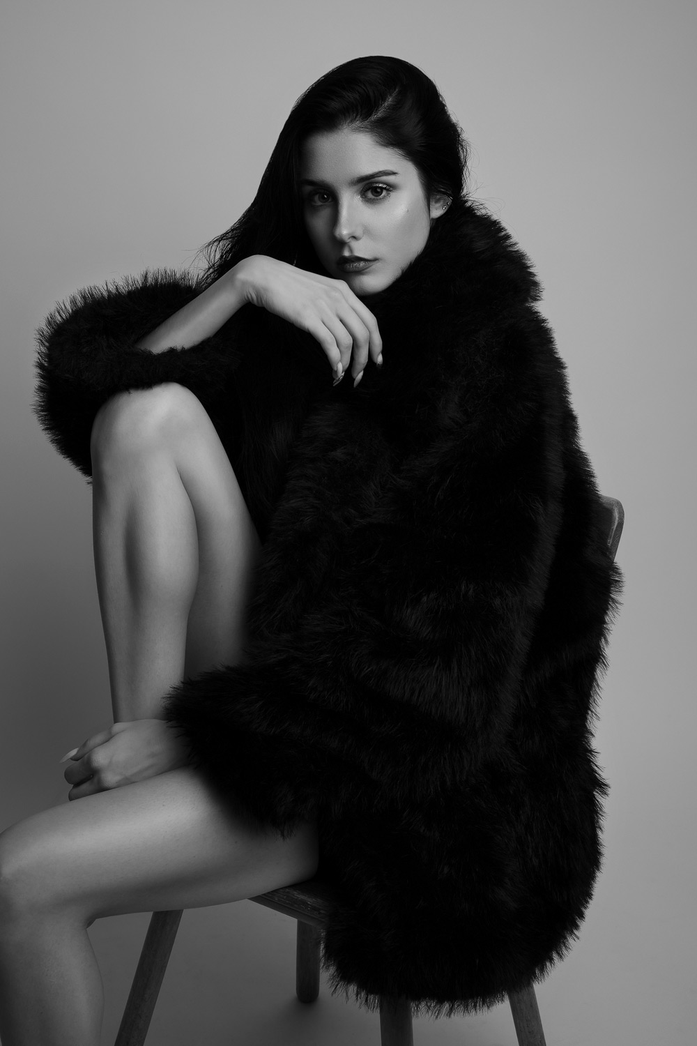 Portrait einer jungen Frau mit Kunstpelz