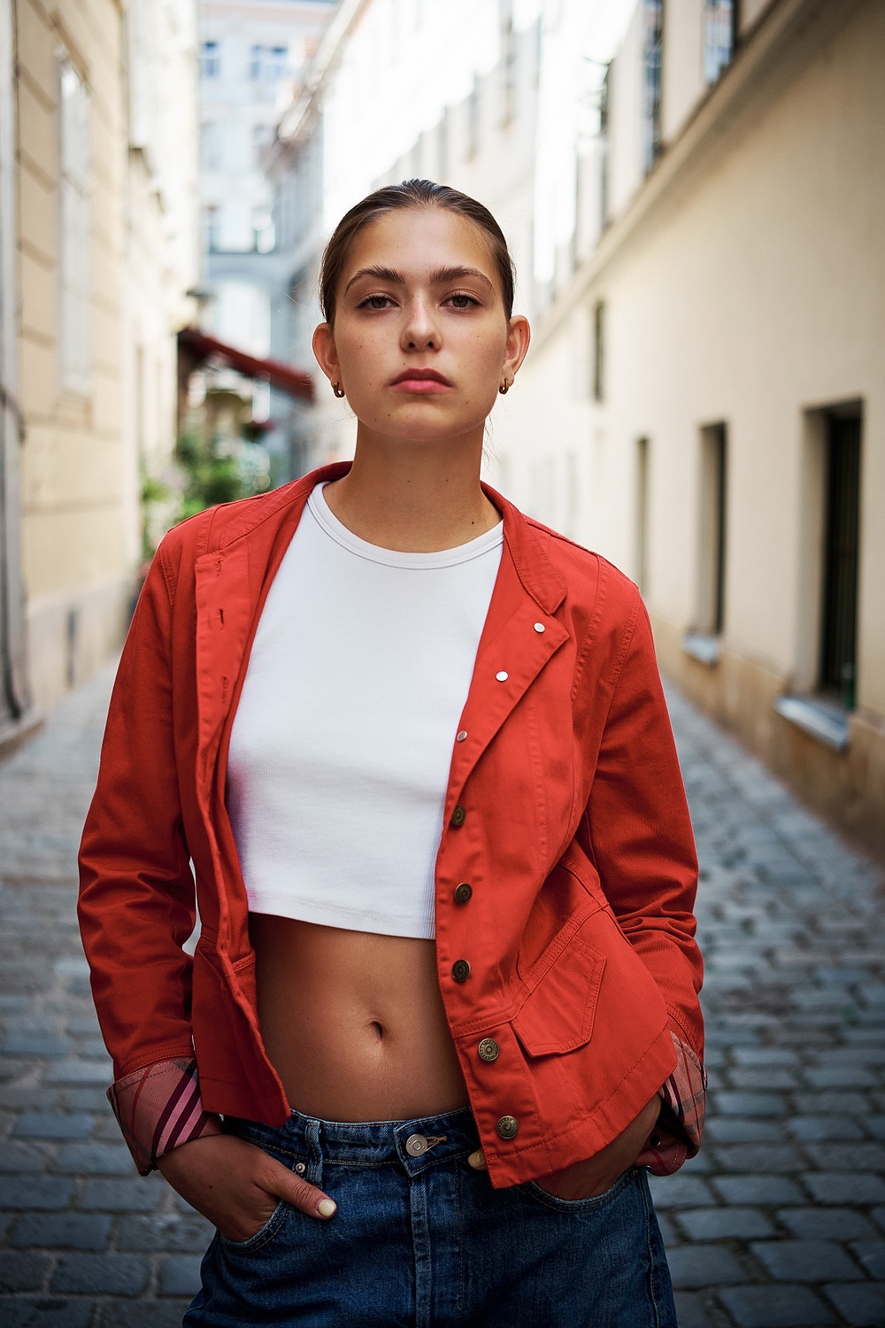 Aufnahme einer jungen Frau mit roter Jacke