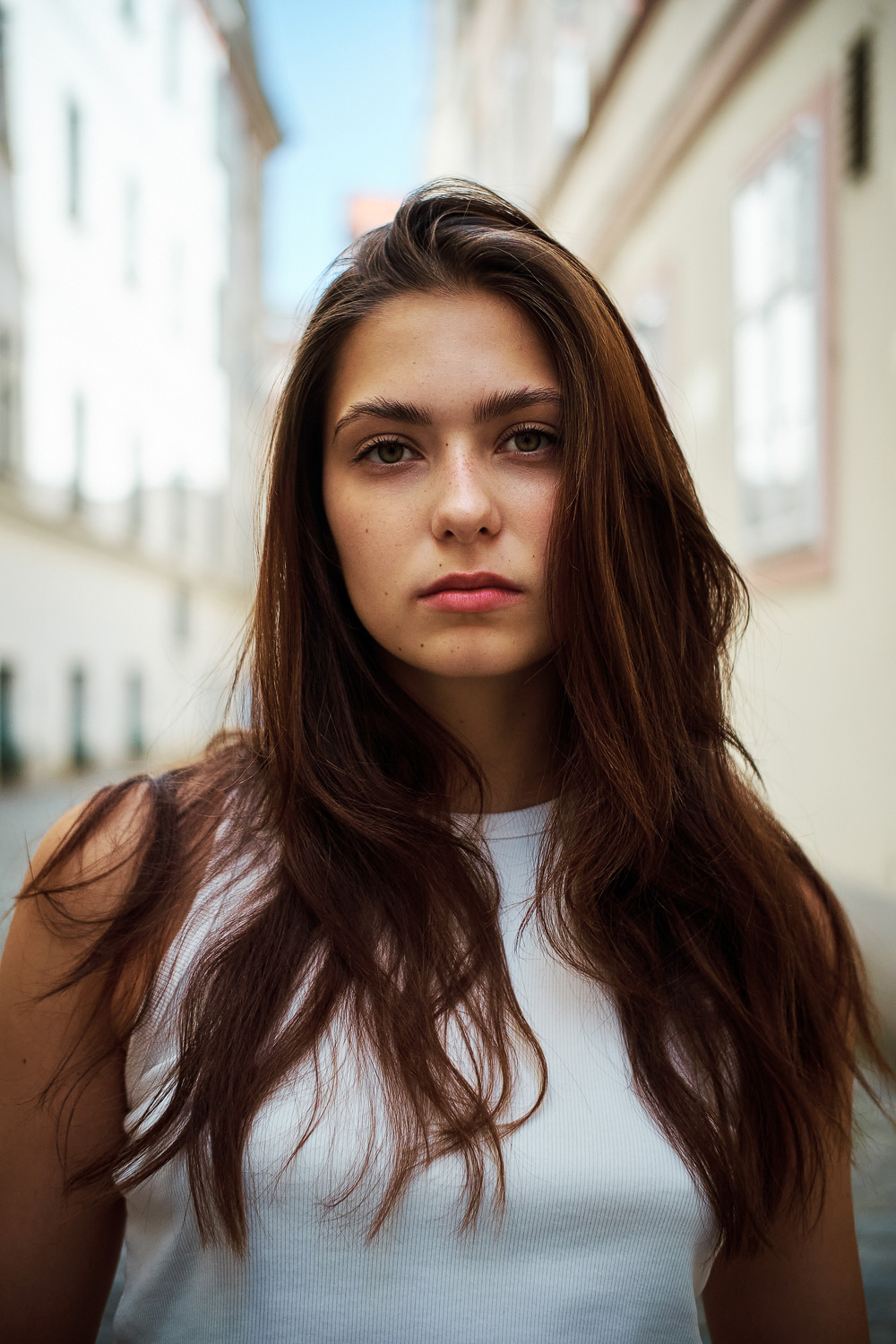 Aufnahme einer jungen Frau mit weissem Top