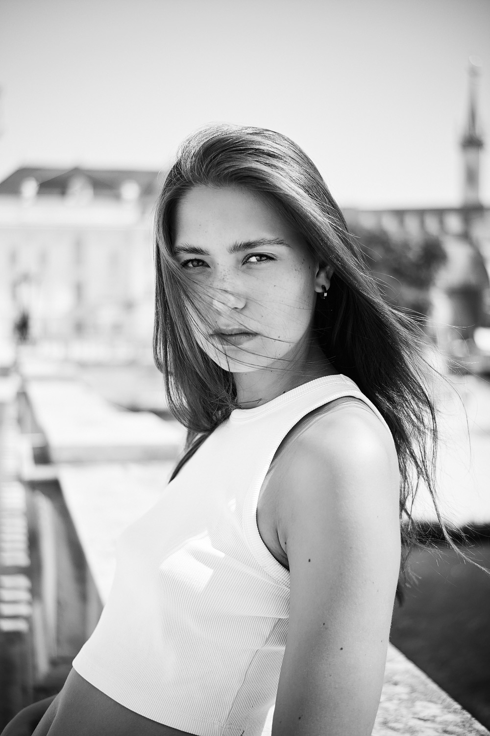 Schwarz-Weiss Aufnahme einer jungen Frau mit Tanktop