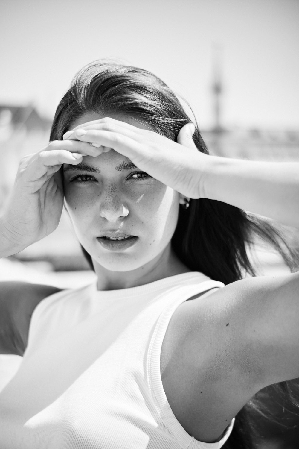 Schwarz-Weiss Aufnahme einer jungen Frau mit Tanktop