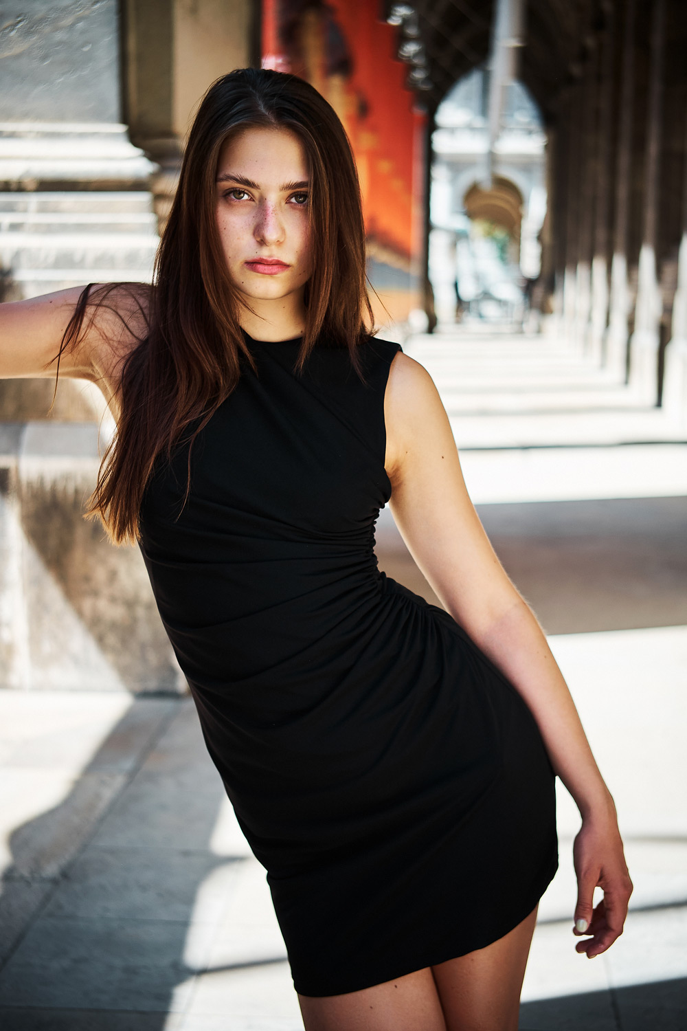 Portrait einer jungen Frau in einem schwarzen Kleid