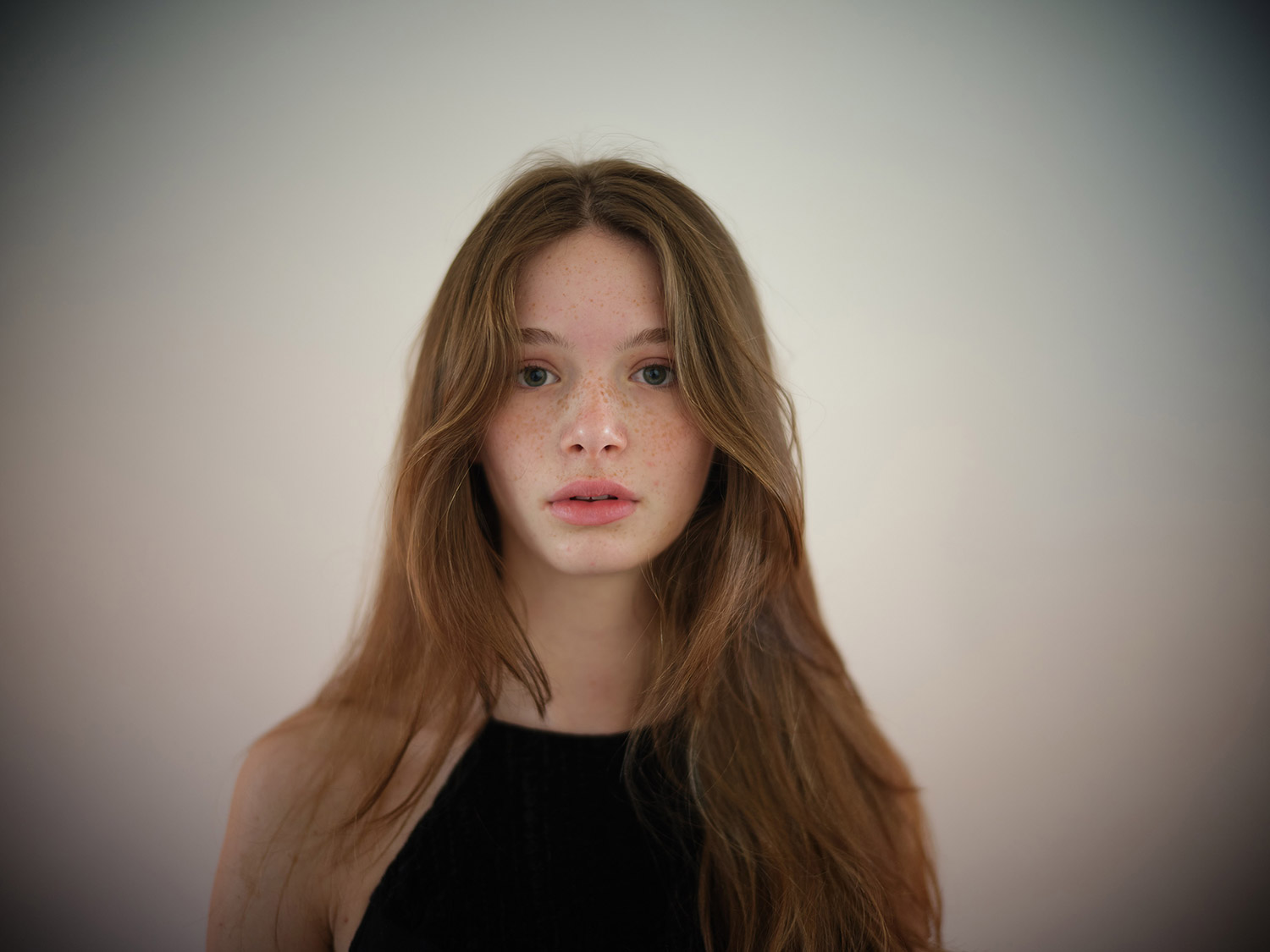 Portrait einer jungen Frau in einem schwarzen Kleid