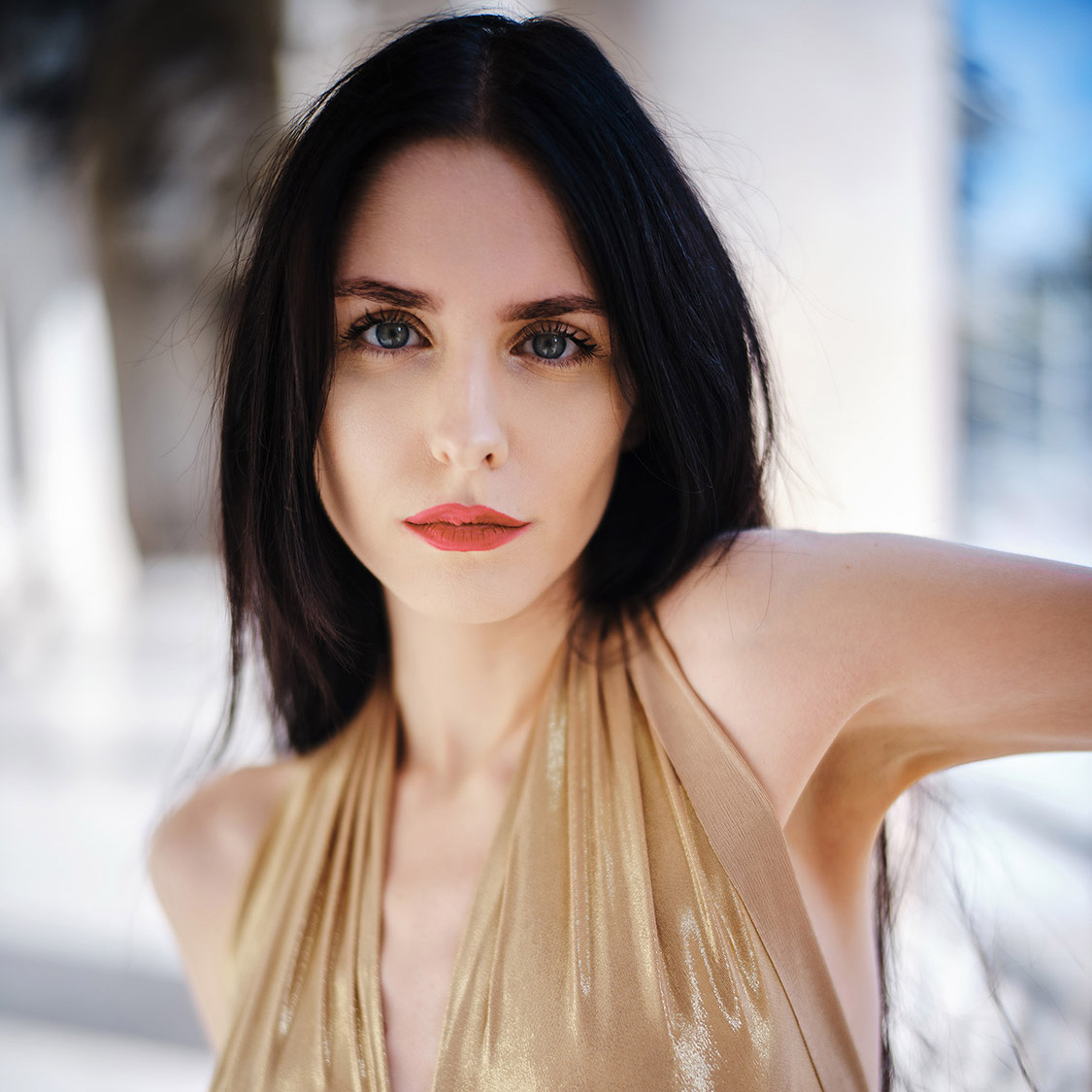 Portrait einer Frau in einem goldenen Kleid