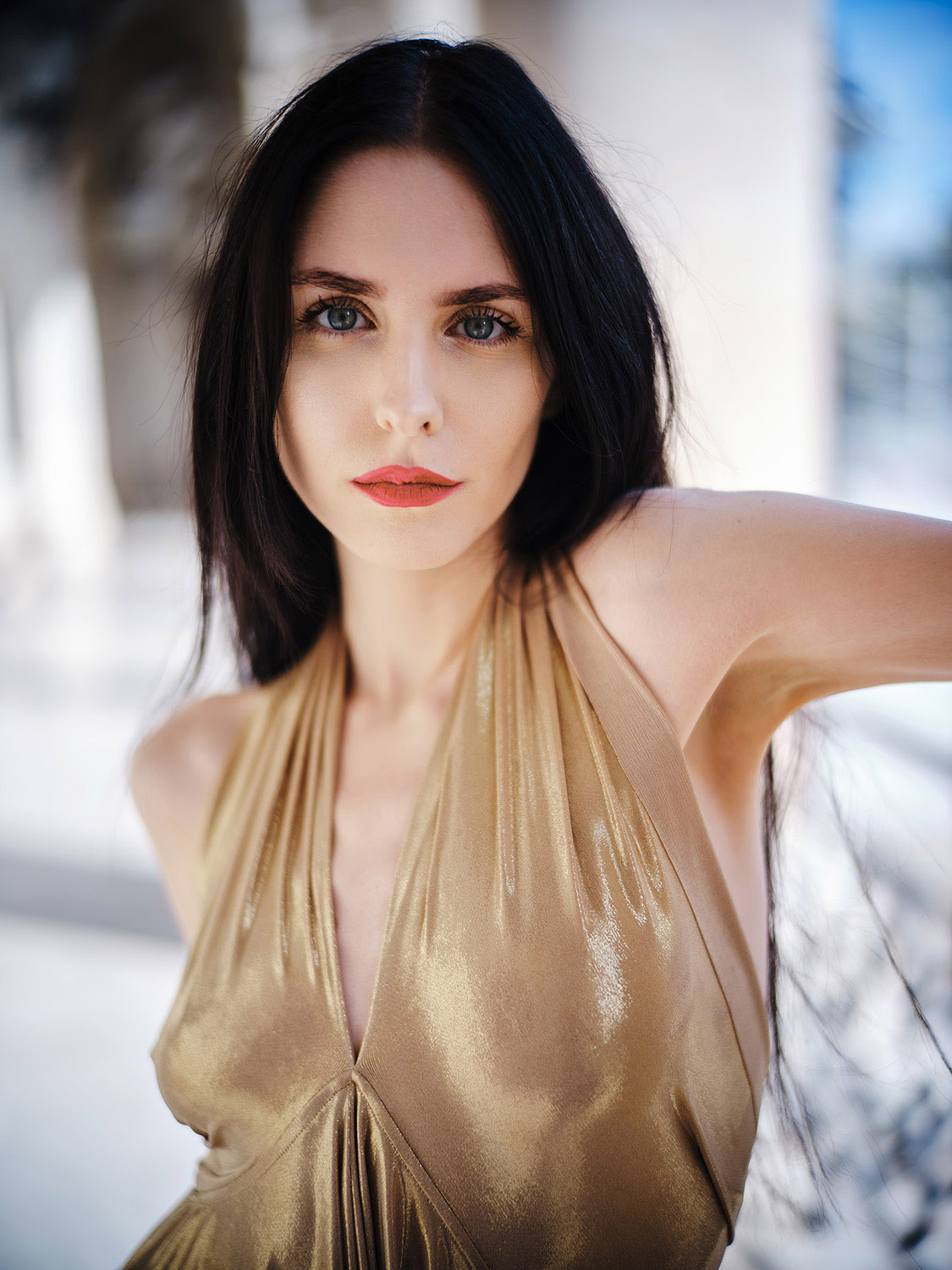 Aufnahme einer jungen Frau mit einem goldenen Kleid