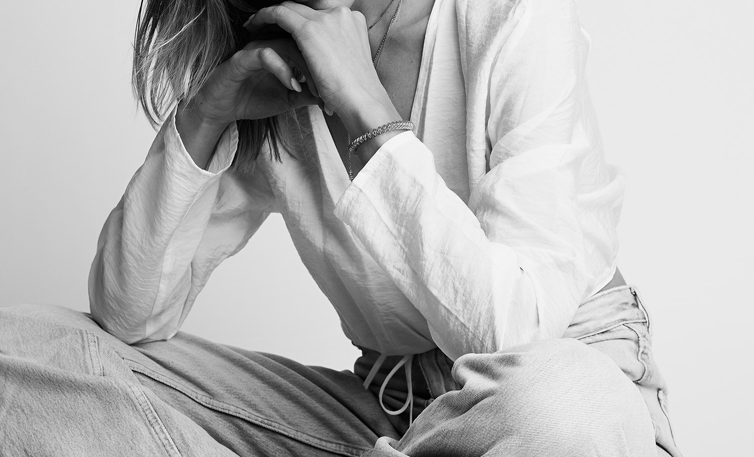 Foto zeigt eine Frau, die ihr Haarband am Handgelenk vergessen hat