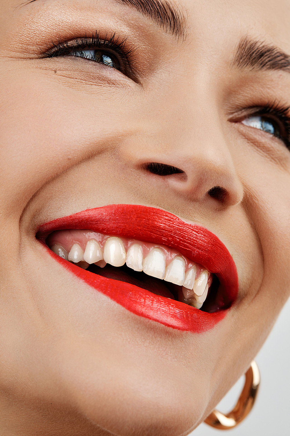 Beauty Make-Up Editorial Julia mit rotem Lippenstift by Dominique Hammer Fotograf Wien