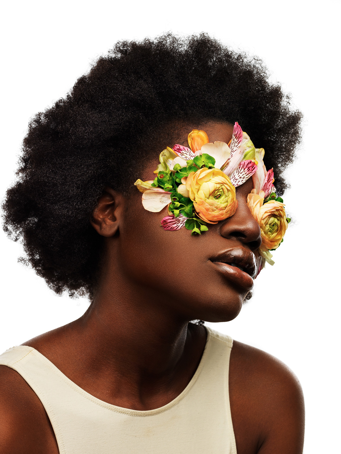 Beauty Make-Up Editorial Coco mit Blumen über den Augen by Dominique Hammer Fotograf Wien