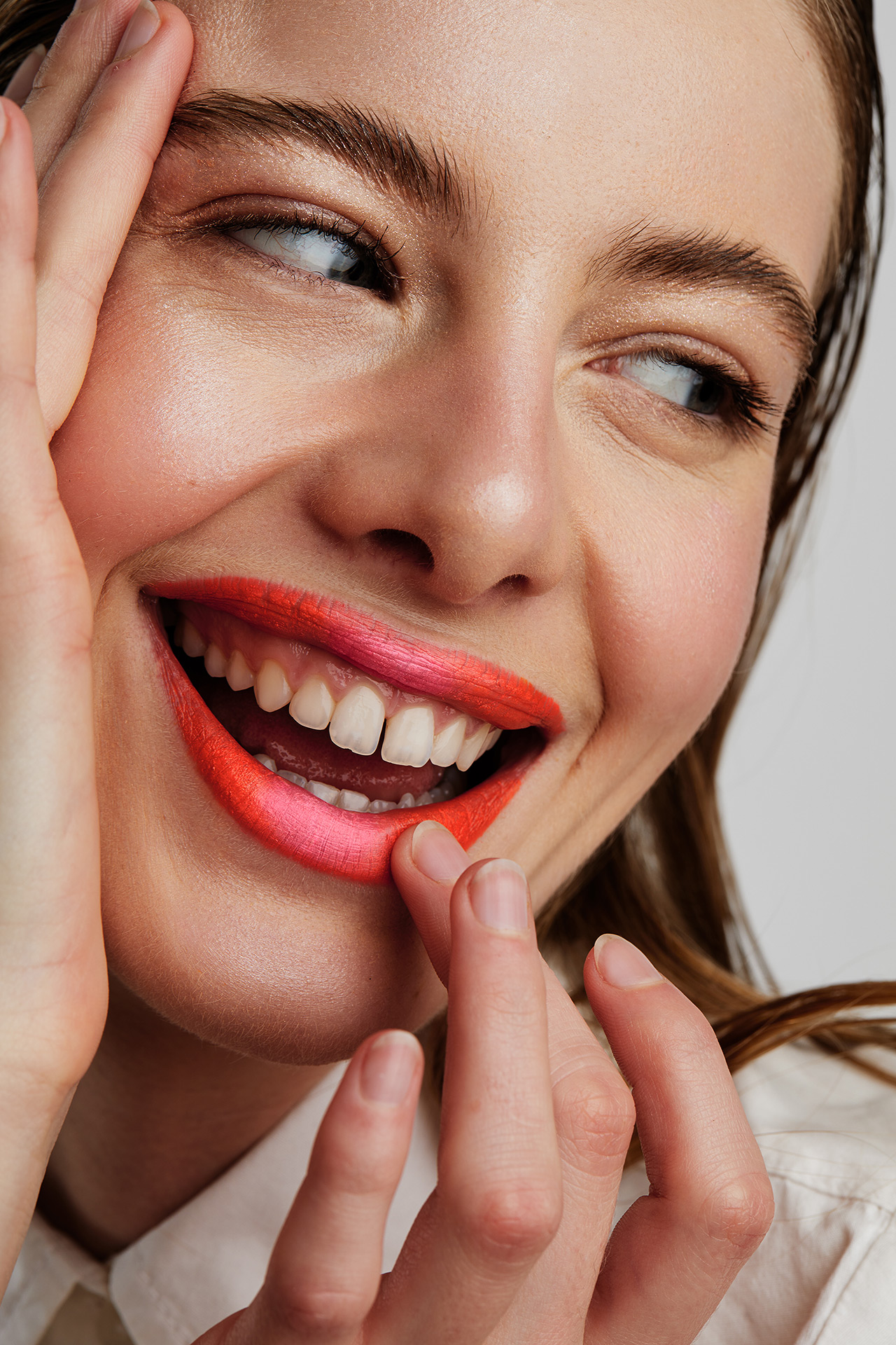 Beauty Editorial Lydia mit rosa und roten Lippen by Dominique Hammer Fotograf Wien