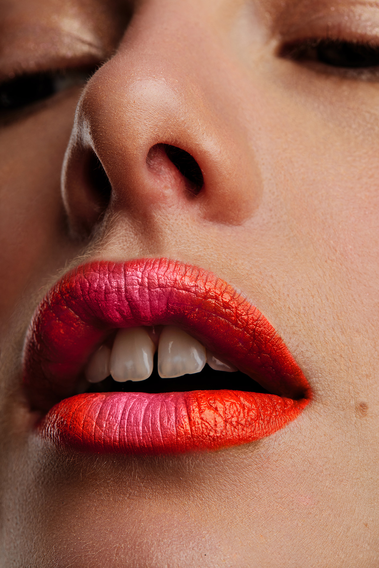 Beauty Editorial Lydia mit rosa und roten Lippen by Dominique Hammer Fotograf Wien