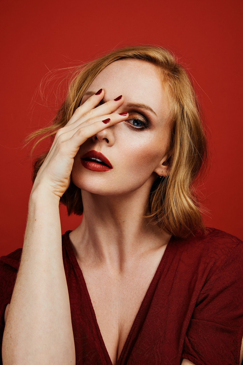Beauty Editorial Lina mit rotem Hintergrund und roten Lippen by Dominique Hammer Fotograf Wien