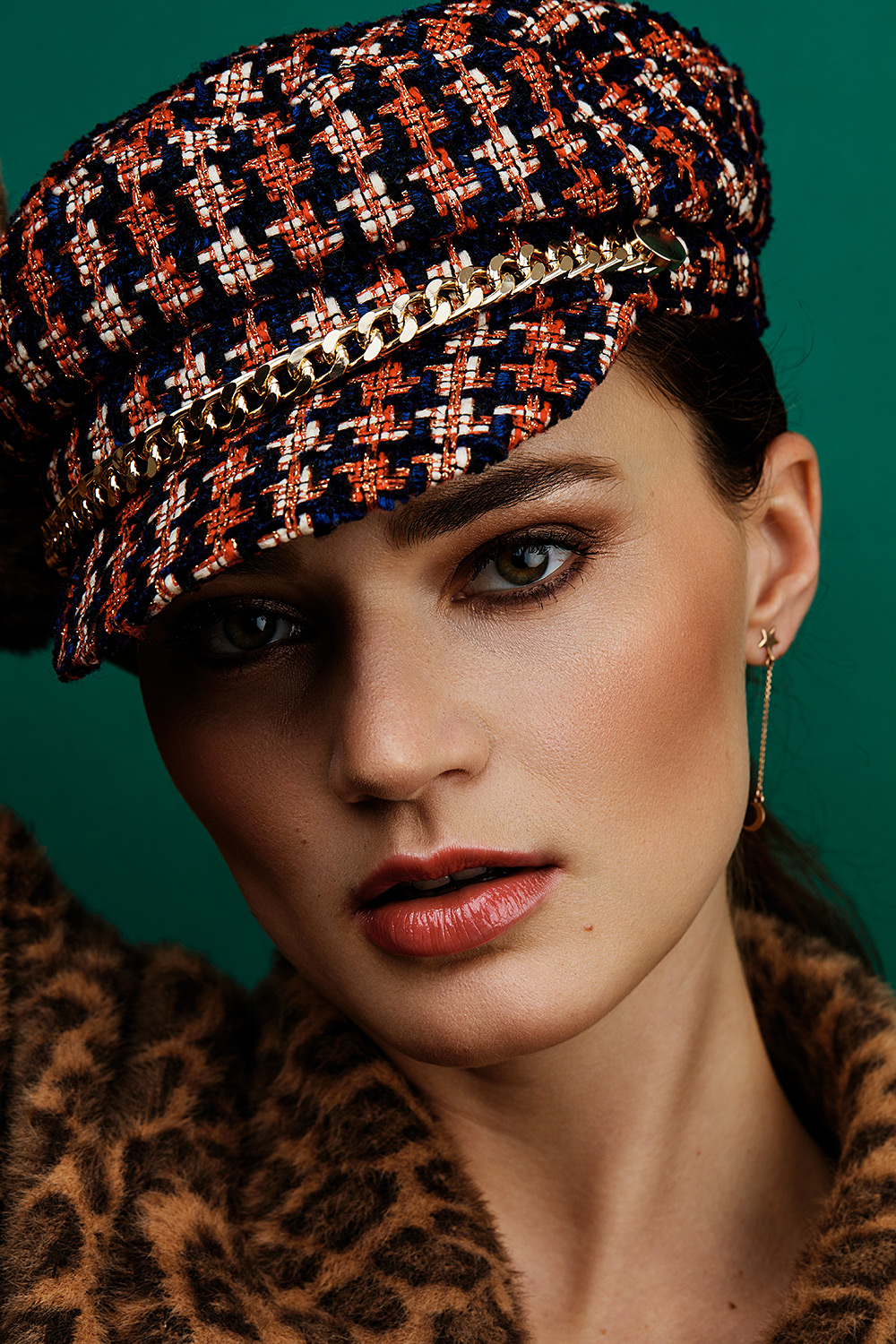 Beauty Editorial Veranika mit Make-Up und Mütze by Dominique Hammer Fotograf Wien