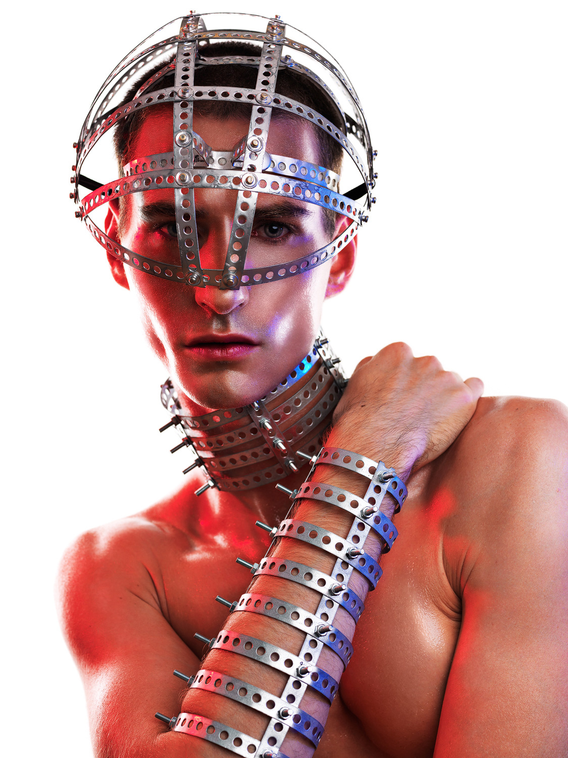Beauty Editorial mit Thomas mit Metallschmuck by Dominique Hammer Fotograf Wien