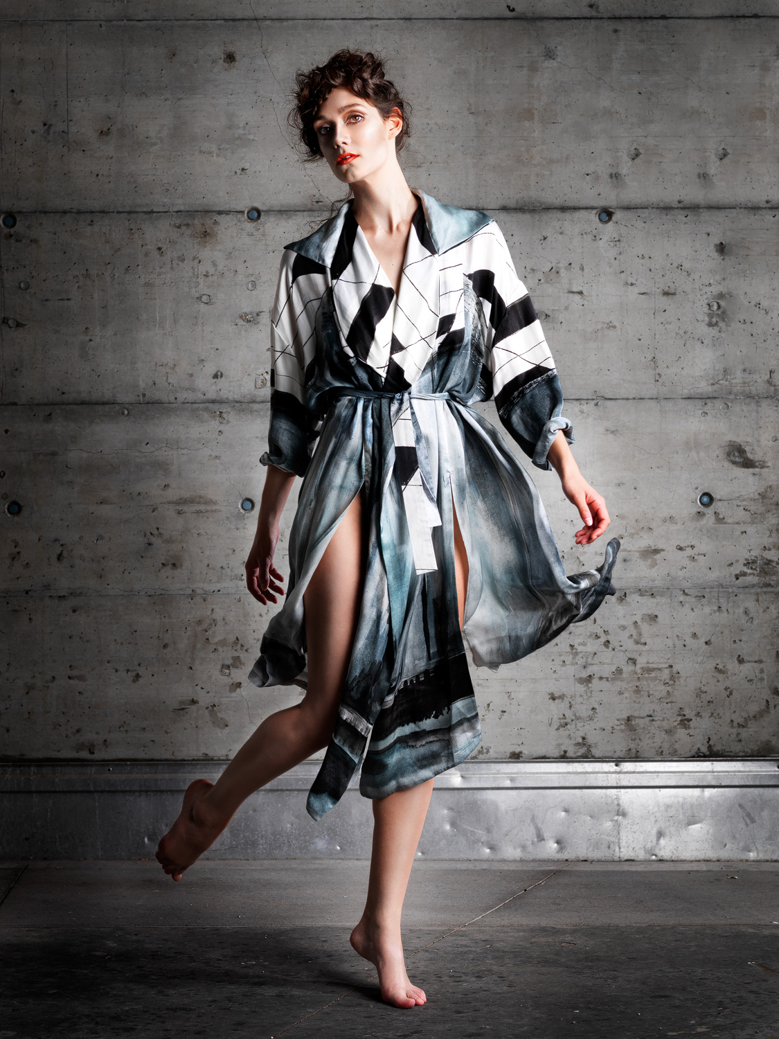 Fashion Editorial Carola trägt ein Kleid von GON mit Make-Up von Almira Avdili by Dominique Hammer Fotograf Wien