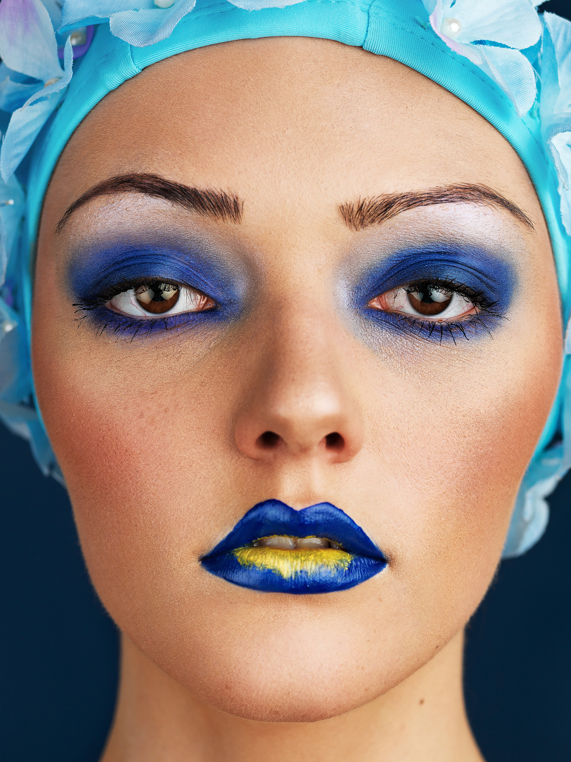 Beauty Editorial Anna Sophie mit Badehaube und Make-Up von Cornelia Lohner by Dominique Hammer Fotograf Wien