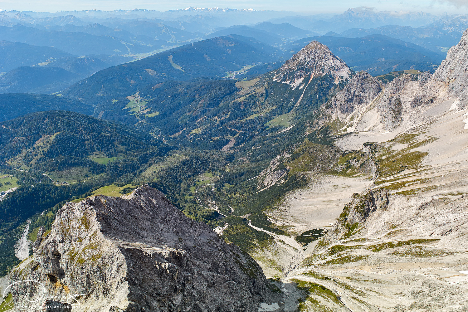 Blick auf das Tal der Ramsau vom Dachsteinmassiv aus von Fotograf Dominique Hammer