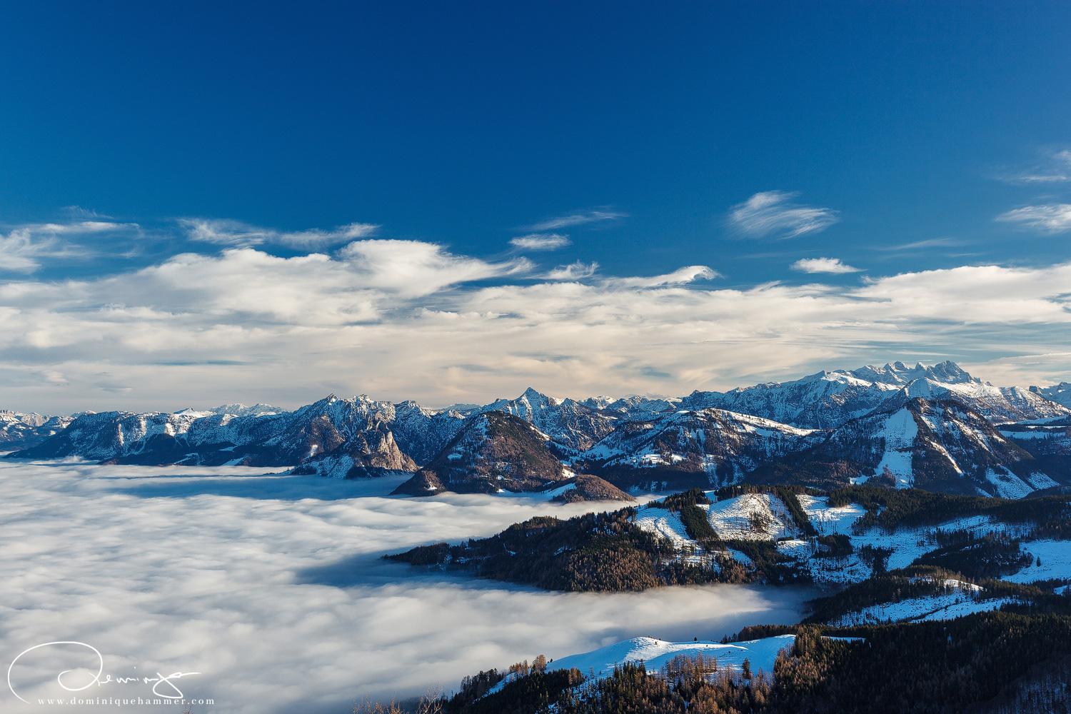 Blick &uuml;ber die Wolkendecke in der Bergkette vom Zw&ouml;lferhorn in Sankt Gilgen von Fotograf Dominique Hammer