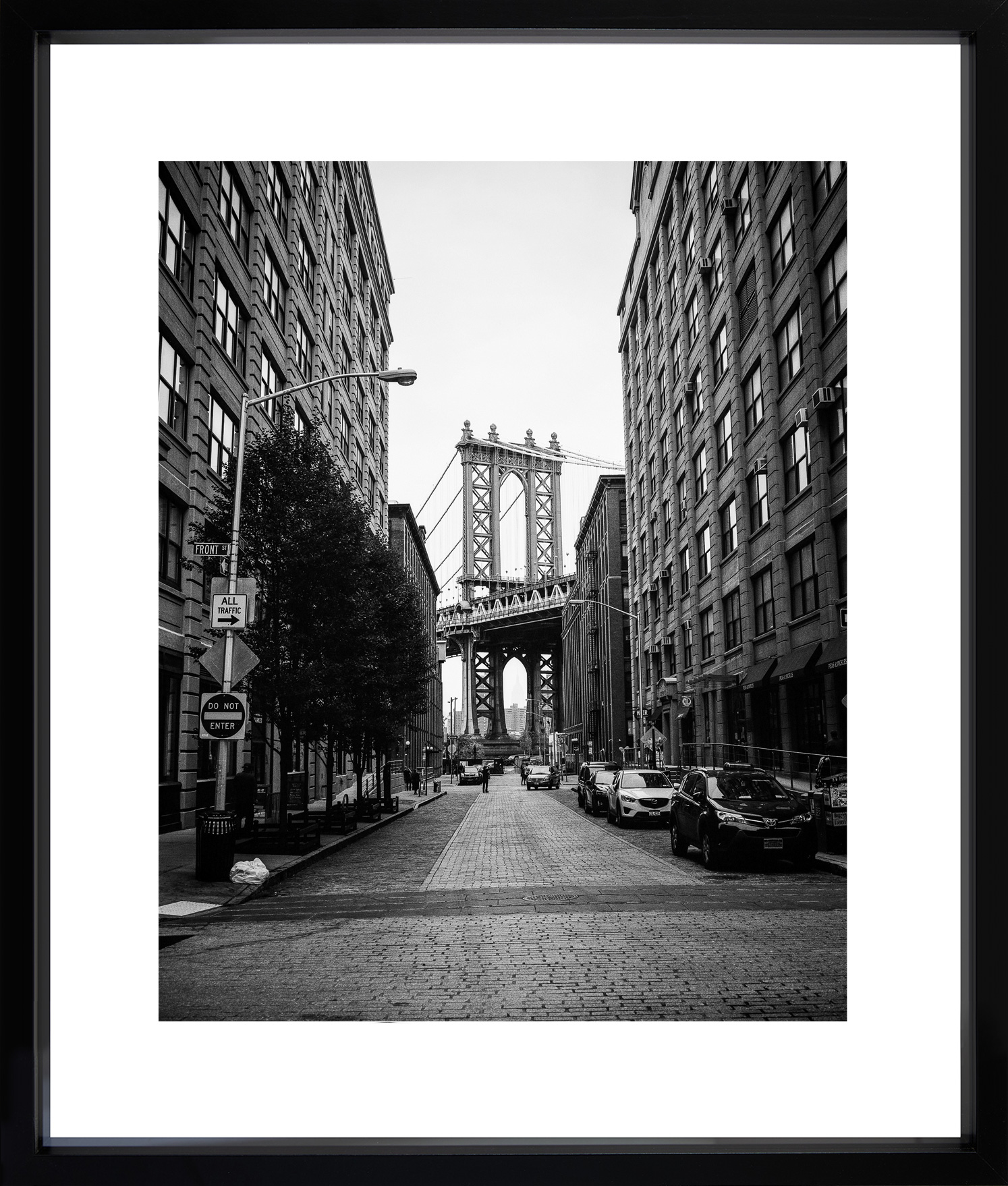 Die Manhattan Bridge in New York zwischen Hochh&auml;usern, Aufnahme von Fotograf Dominique Hammer