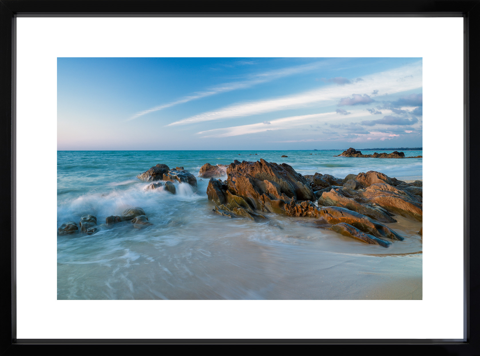 Wellen branden gegen einen Stein, am Strand von Khao Lak, Thailand, Aufnahme von Fotograf Dominique Hammer