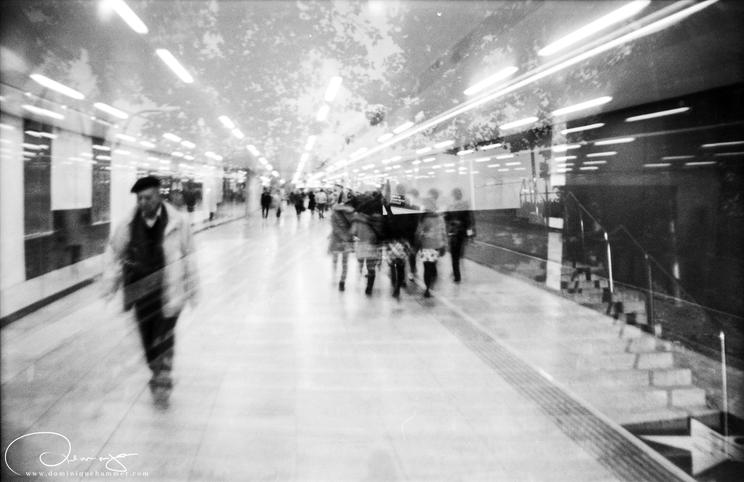 Doppelbelichtung eines Gangs in der Ubahn Station Karlsplatz in Wien von Fotograf Dominique Hammer