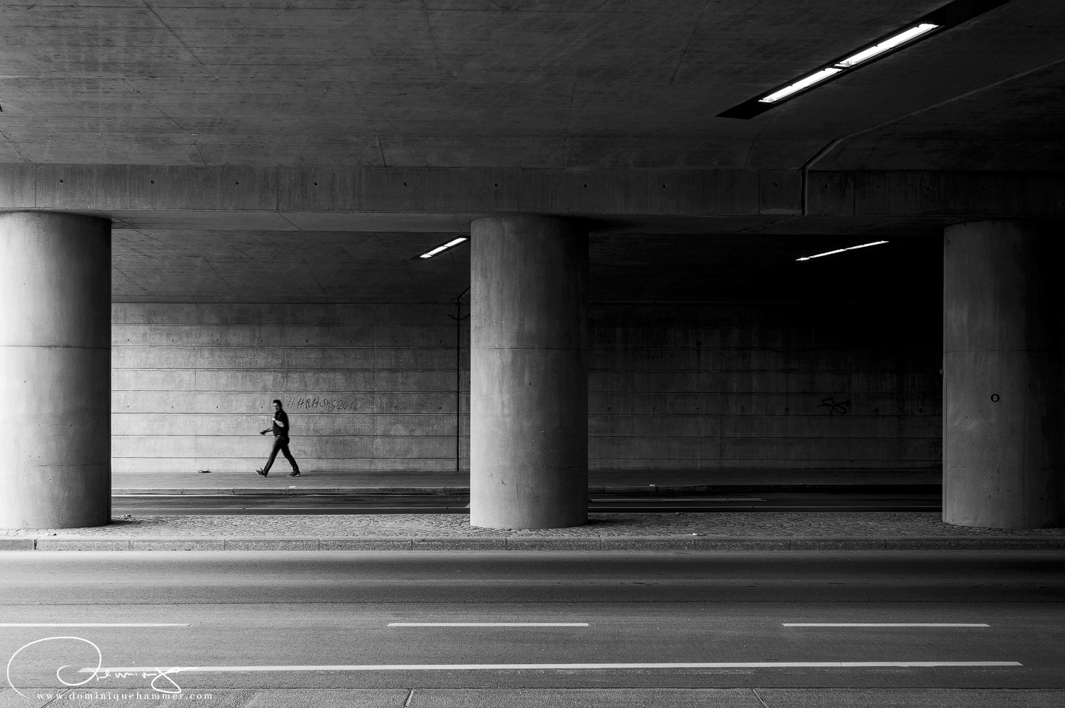 Ein Mann geht in einer Unterf&uuml;hrung in Wien von Fotograf Dominique Hammer