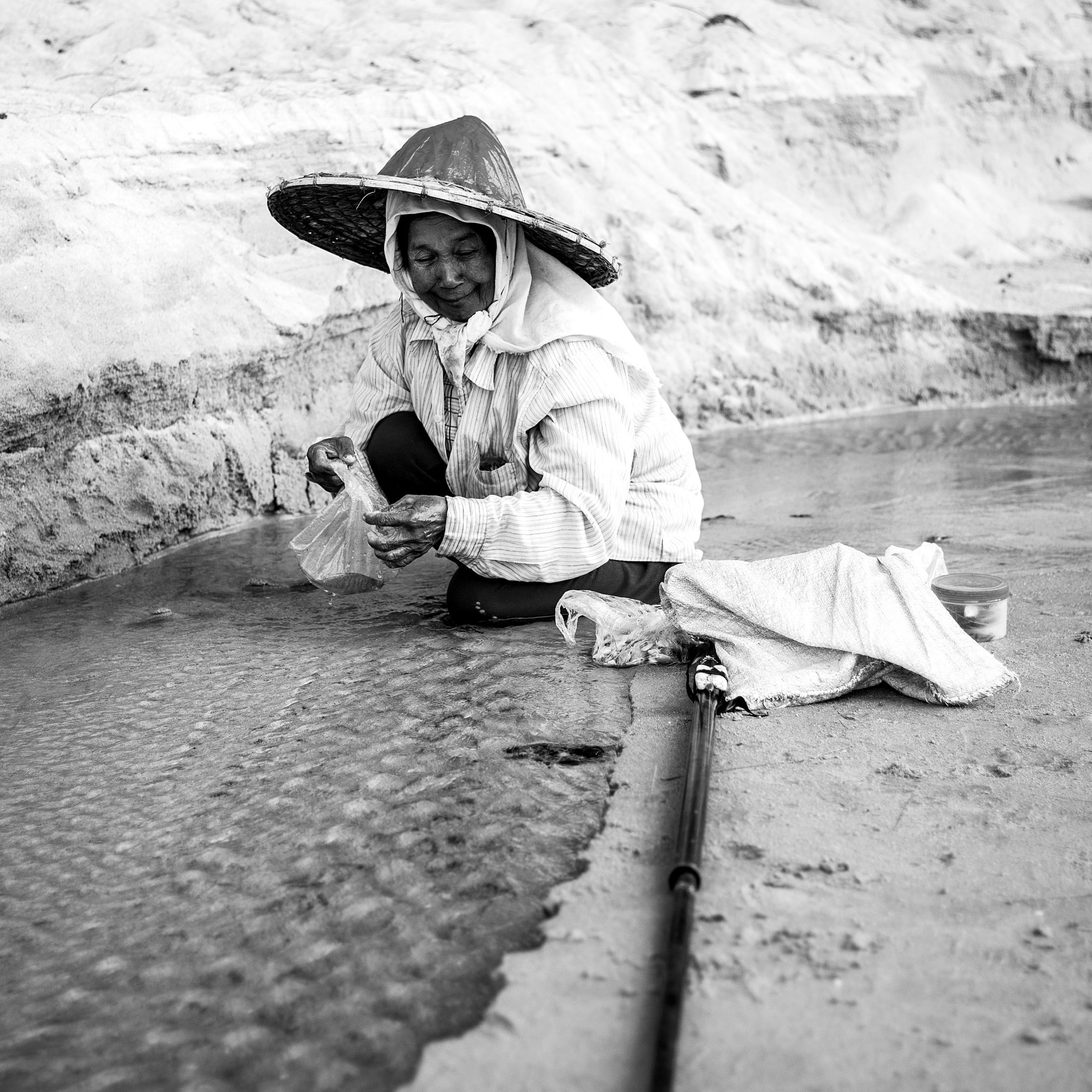 Eine Frau beim Fischen in Khao Lak von Fotograf Dominique Hammer