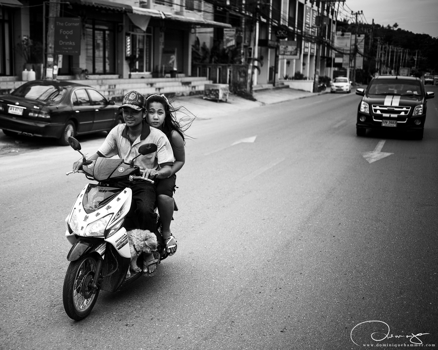 Ein Mann, eine Frau und ein Hund auf einem Motorrad nahe Ko Samui von Fotograf Dominique Hammer