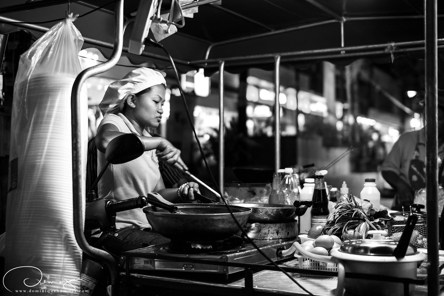 Eine Frau beim Kochen in Ko Samui von Fotograf Dominique Hammer