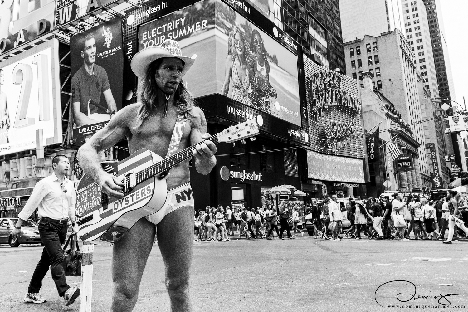 Der singende Cowboy auf dem Times Square in Manhattan, New York von Fotograf Dominique Hammer