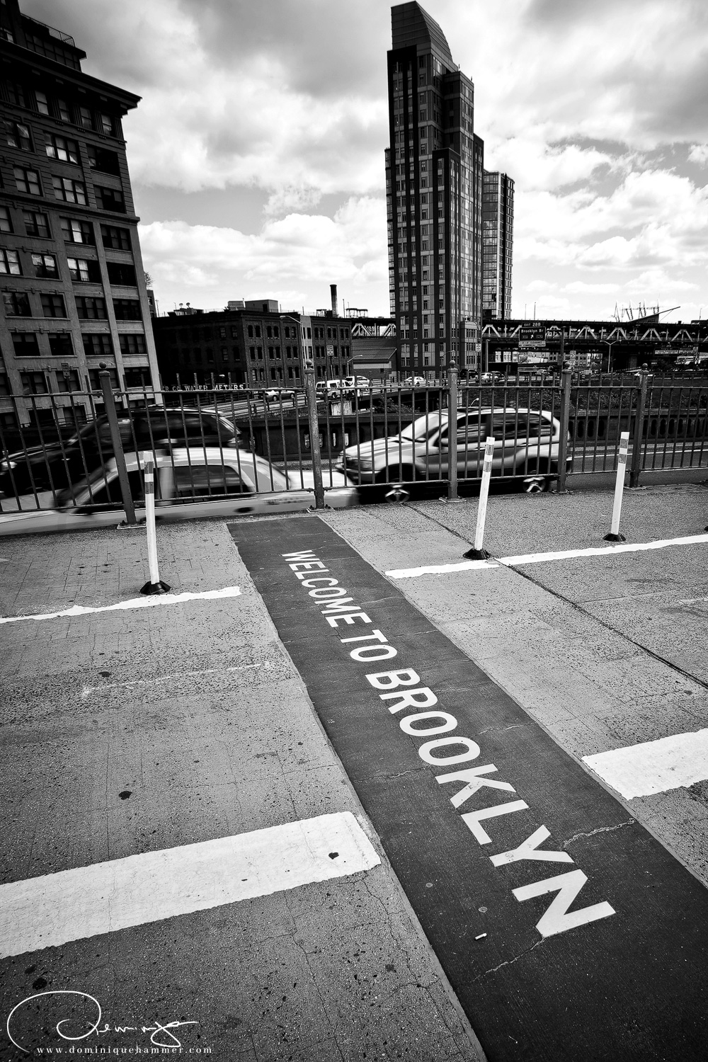 Der Schriftzug Welcome to Brooklyn auf der Brooklyn Bridge in New York von Fotograf Dominique Hammer