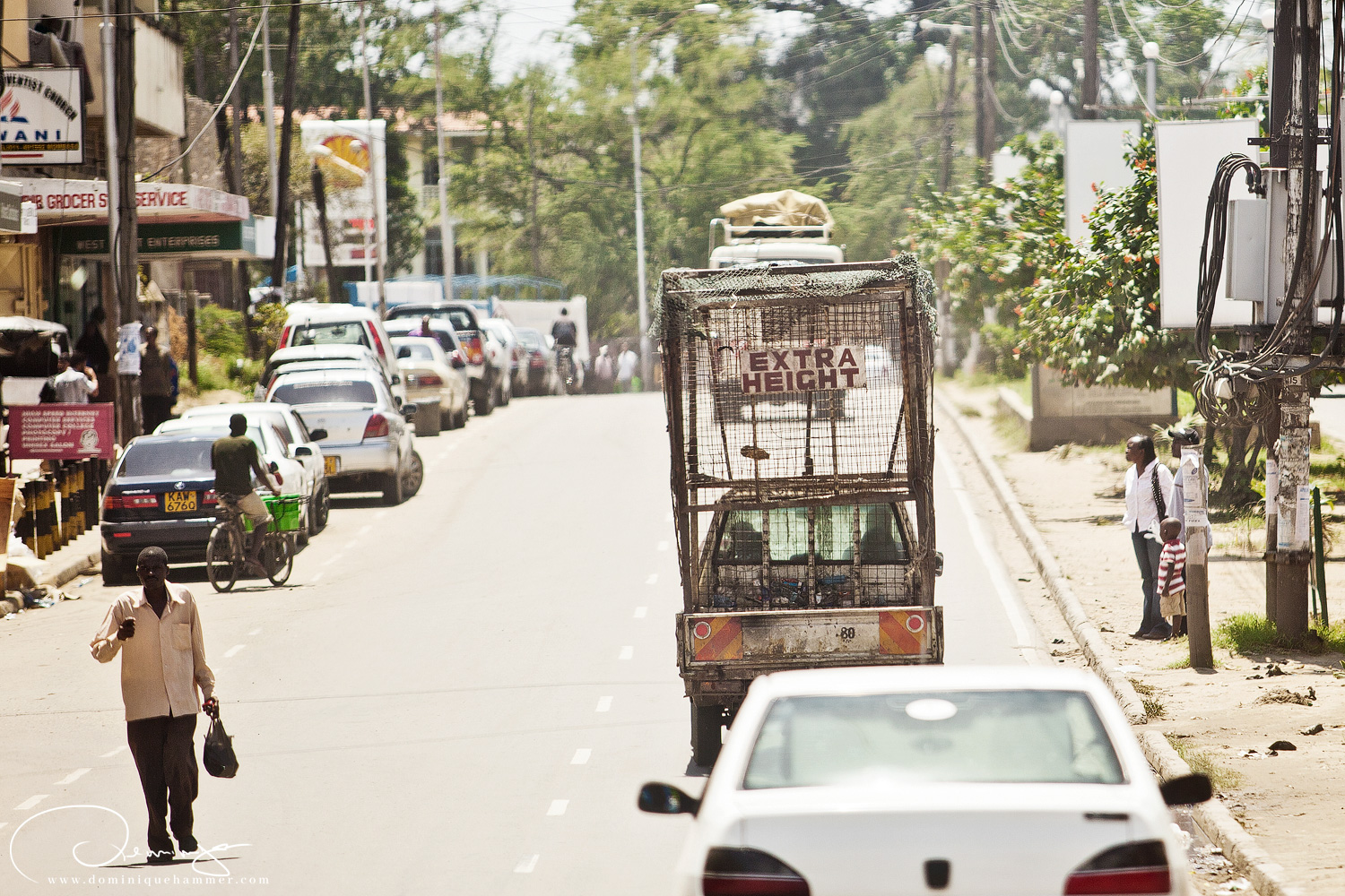 Stra&szlig;enszene in Malindi, Kenia von Fotograf Dominique Hammer