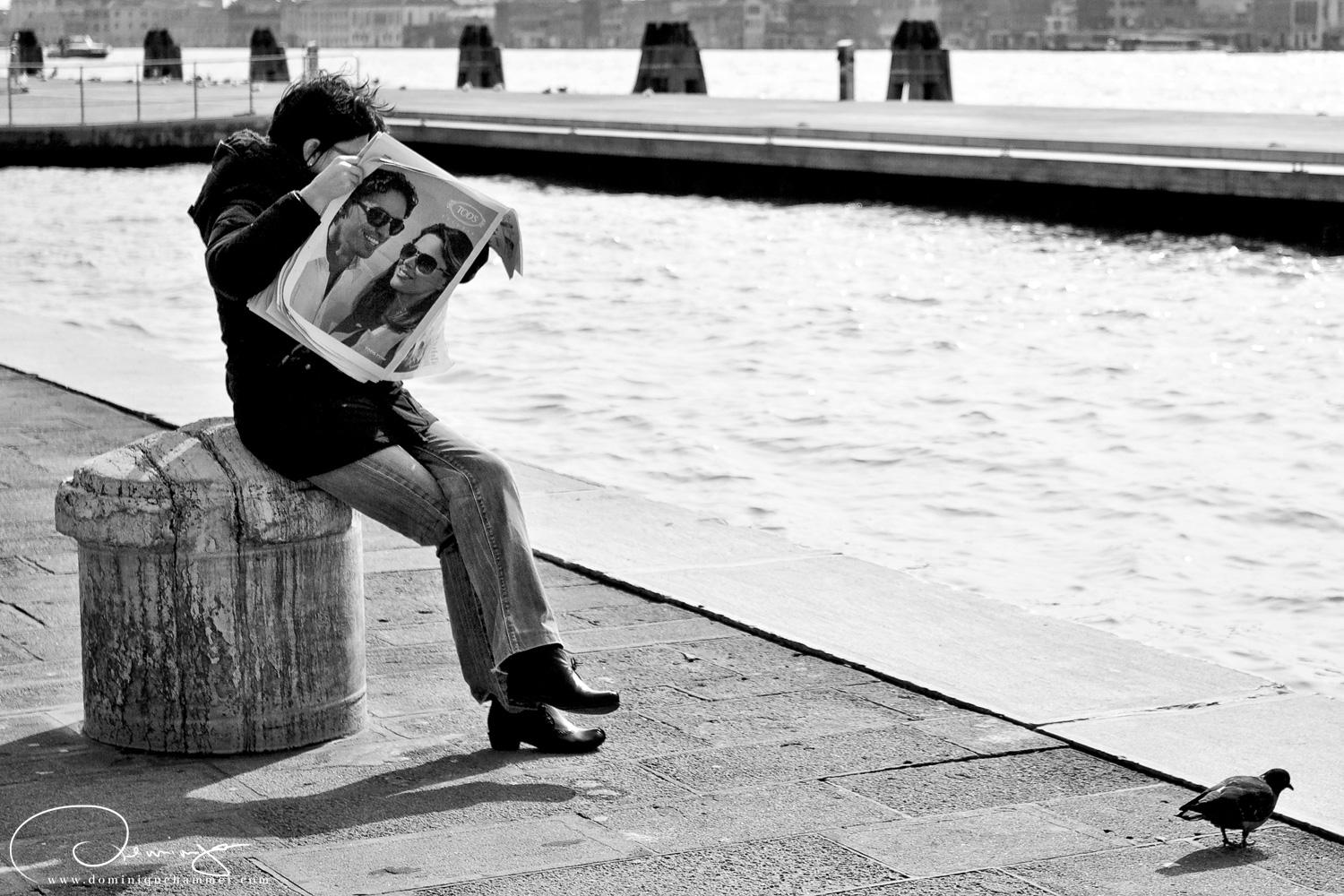 Eine Frau liest Zeitung in Venedig von Fotograf Dominique Hammer
