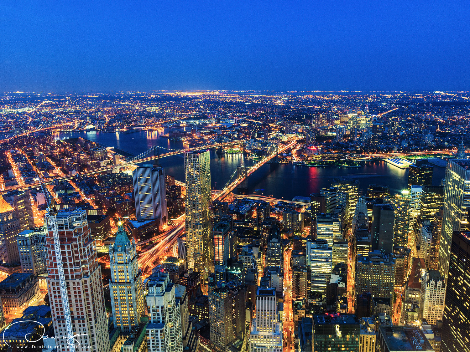 Die Skyline von New York von oben bei Abendd&auml;mmerung von Fotograf Dominique Hammer